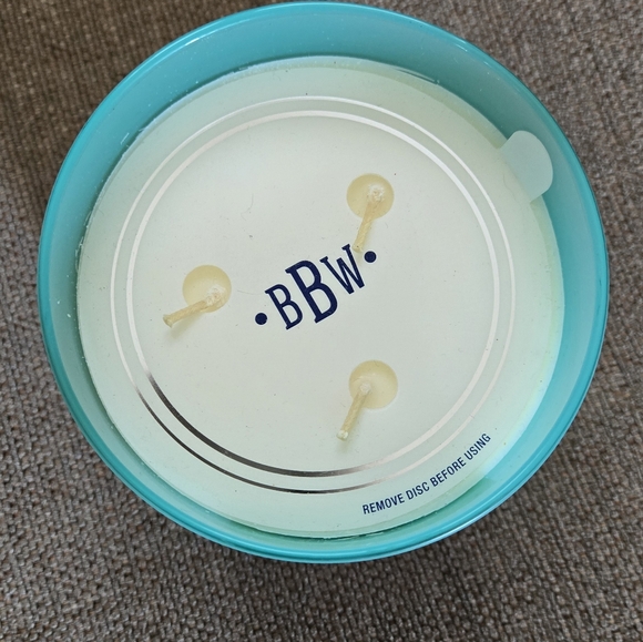 Bath & Body Works candle - White Gardenia - Picture 3 of 3